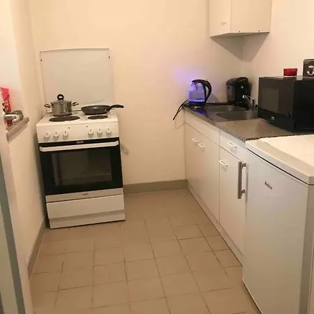 55 M2 Apt, Free Parking On Street, 2 Supermarkets *